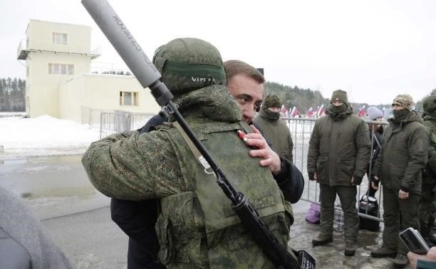 Группа жителей Тулы, взволнованных и решительных, покинула город, направляясь в СВО (срочно-важное общественное место). Поделиться своими впечатлениями, они решили сделать фоторепортаж.